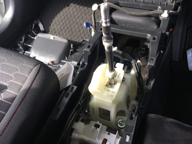 カローラスポーツ(NRE210) TRDシフトリジットメタルブッシュ取付け - JUショップ オート信州 長野県の中古車ショップ